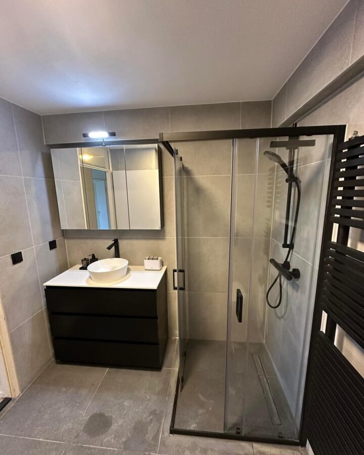 Nieuwe badkamer met inloopdouche en zwart stalen deur