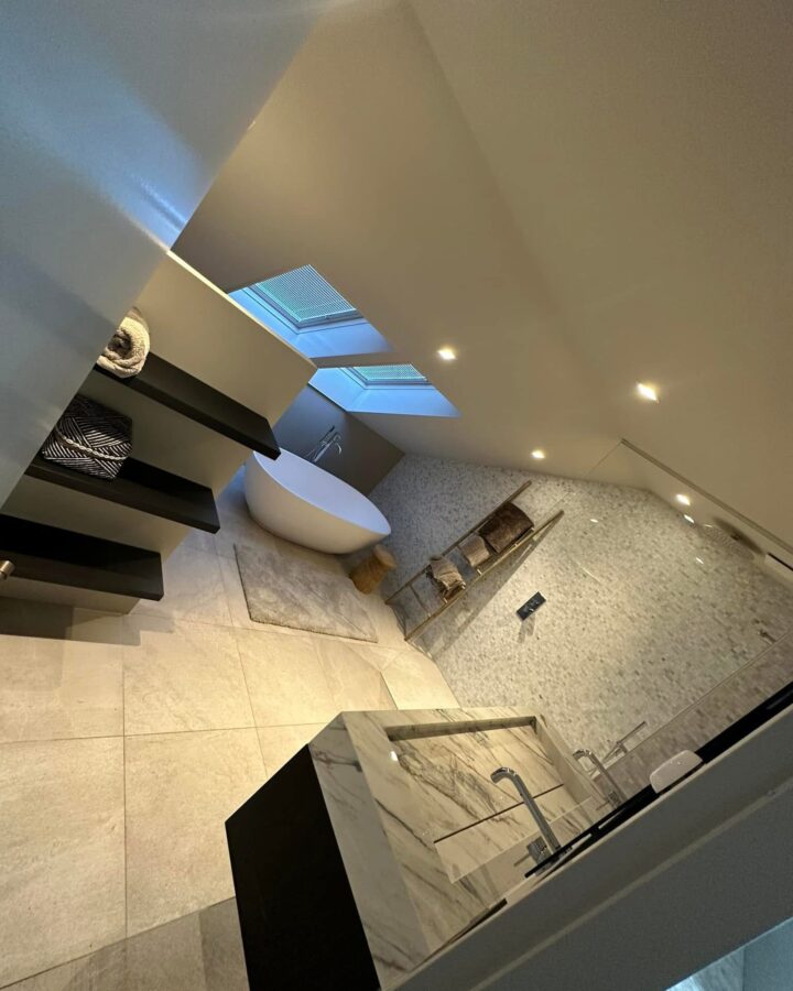 Gerenoveerde badkamer met vrijstaand bad en dakraam