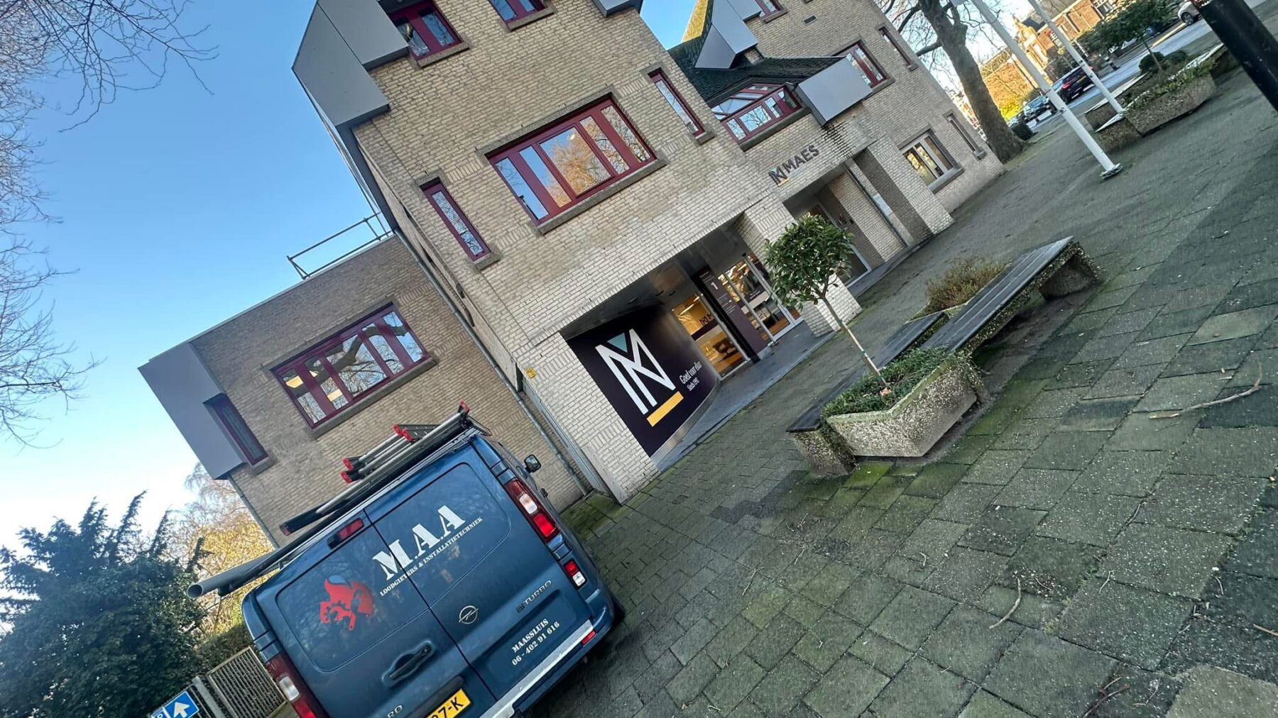 Bedrijfsbus van MAA Loodgieters in de wijk
