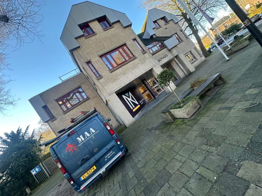 Bedrijfsbus van MAA Loodgieters in de wijk