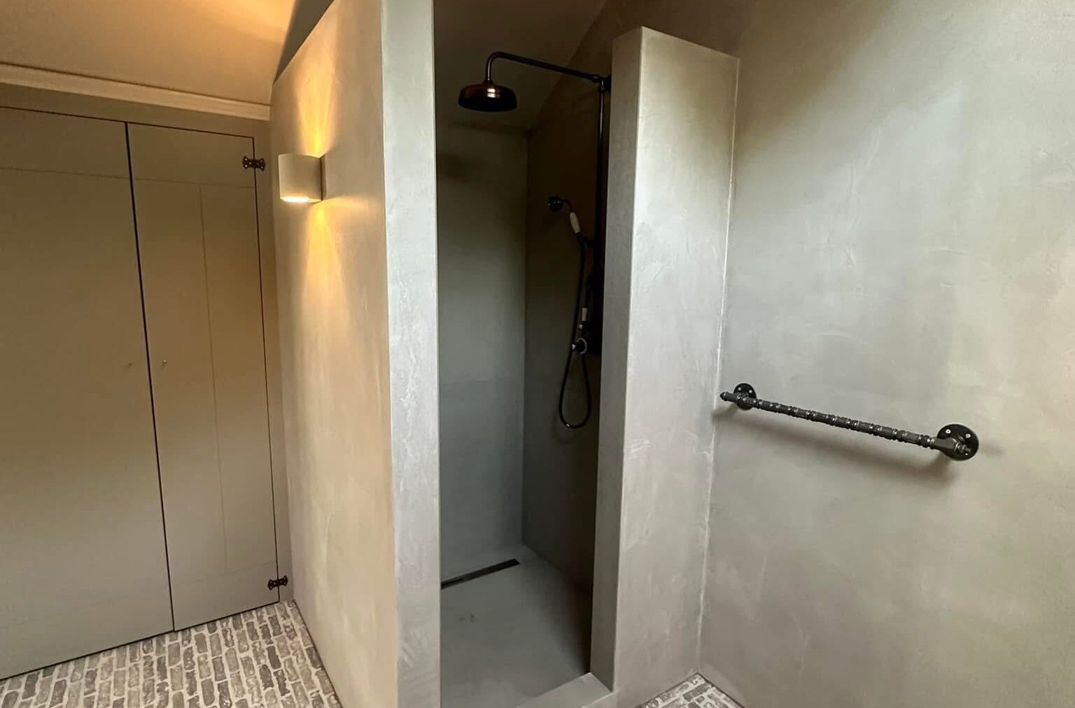 Betegelde inloopdouche na renovatie