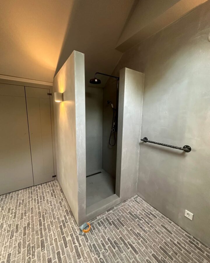 Betegelde inloopdouche na renovatie