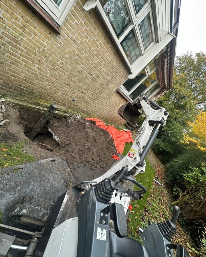 Graafwerk in de tuin voor het vervangen van de riolering