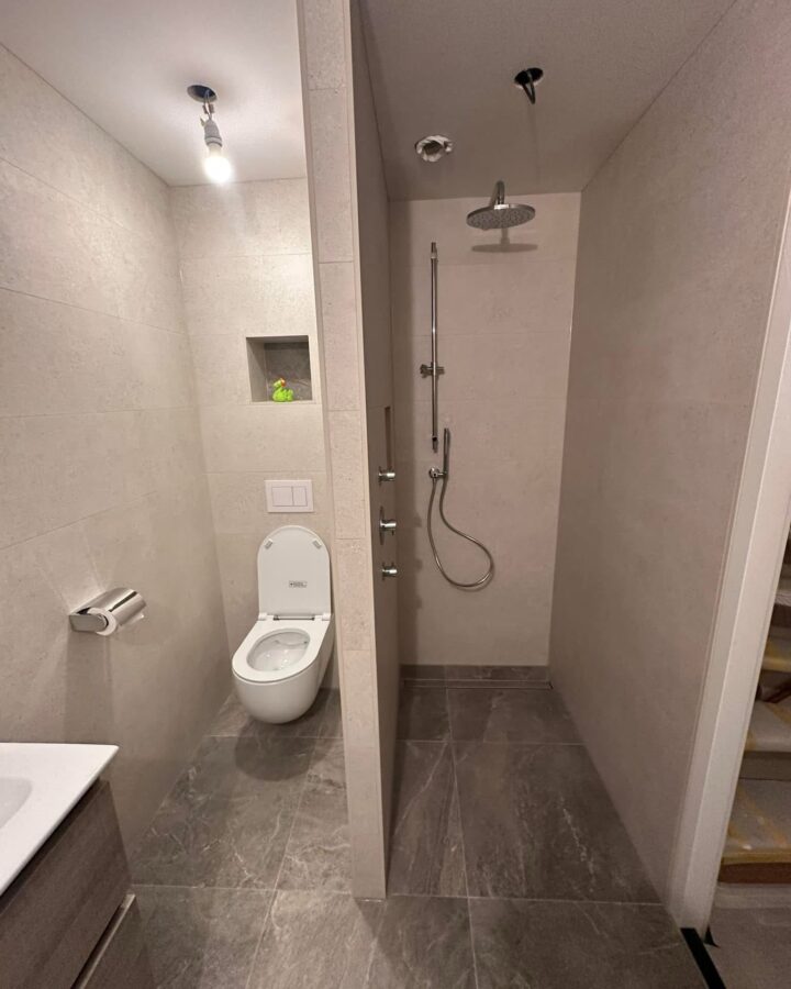 Compacte badkamer met toilet en douche