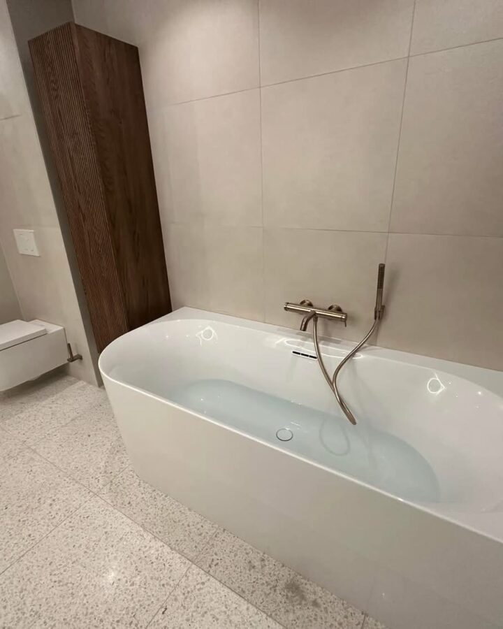 Ligbad met hangend toilet