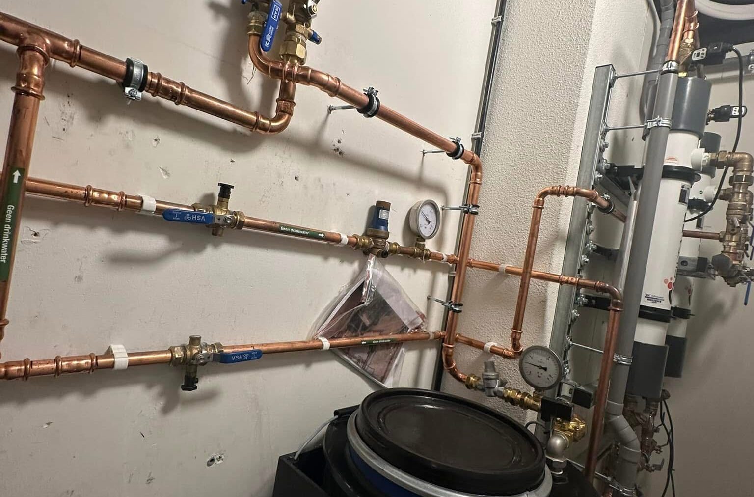 Technische wand met waterontharder en verdeler