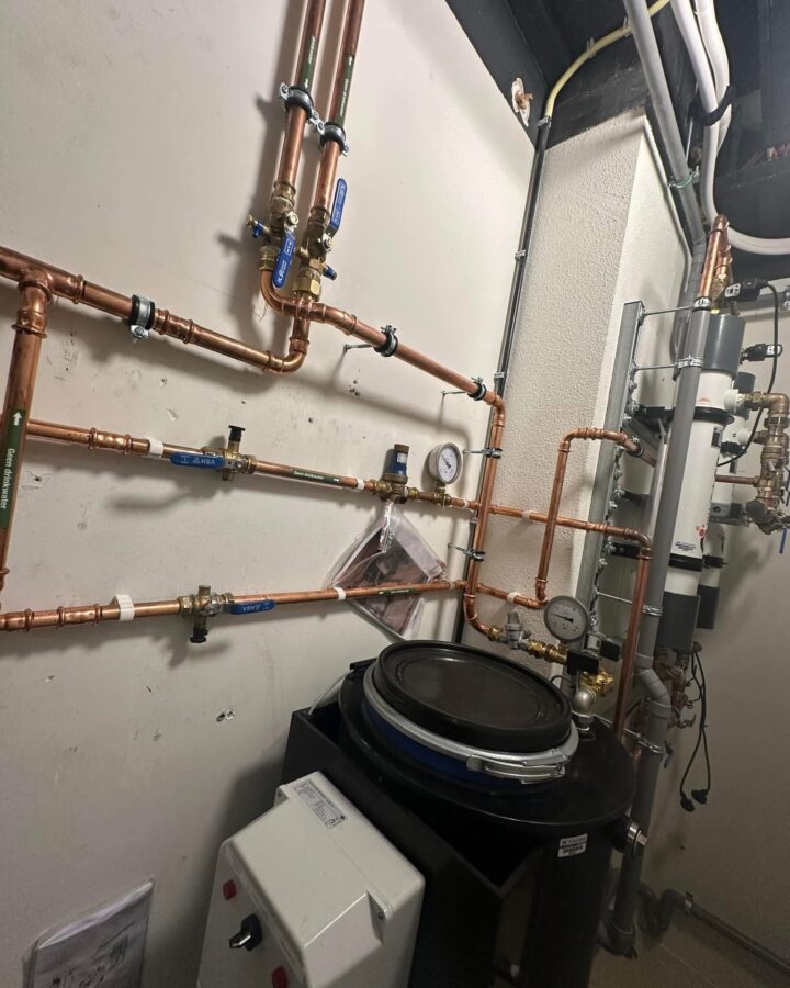 Technische wand met waterontharder en verdeler