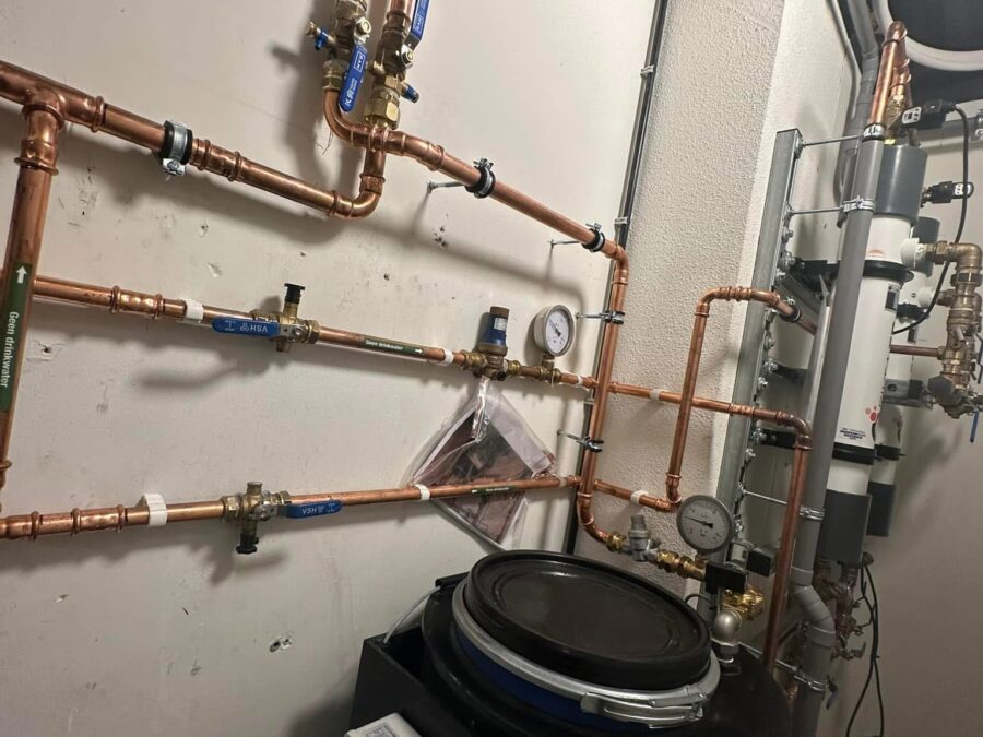 Technische wand met waterontharder en verdeler