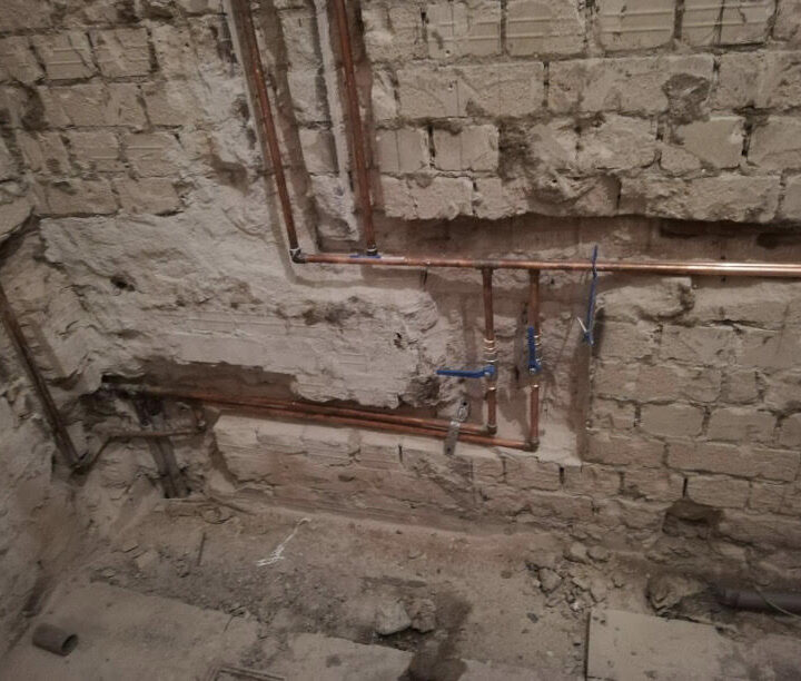Nieuwe gasleiding aangelegd in een gemetselde muur