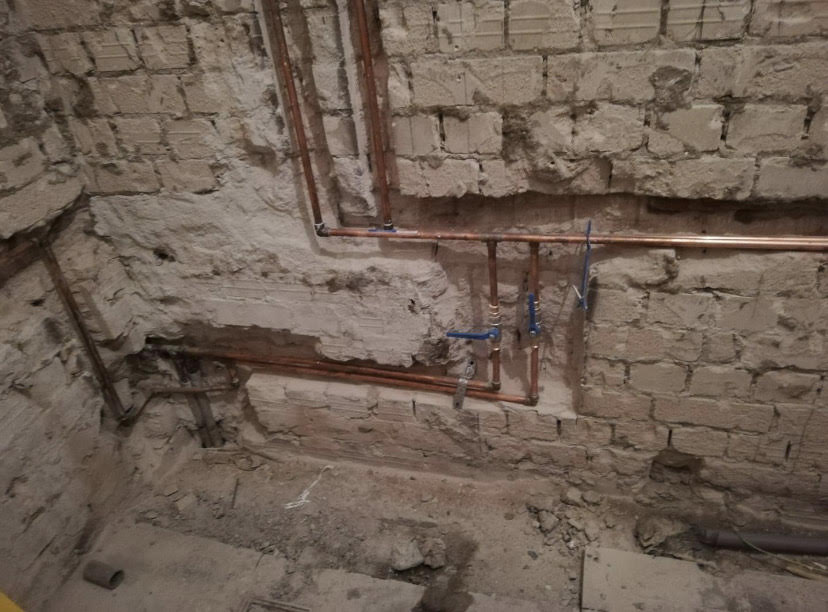 Nieuwe gasleiding aangelegd in een gemetselde muur