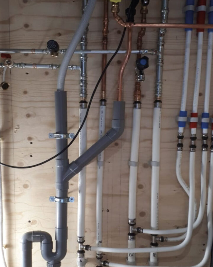 Water- en afvoerleidingen strak weggewerkt tegen het plafond